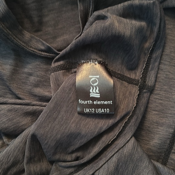 Fourth Element BNWOT long sleeved performance shirt with thumb loops - Picture 4 of 4
